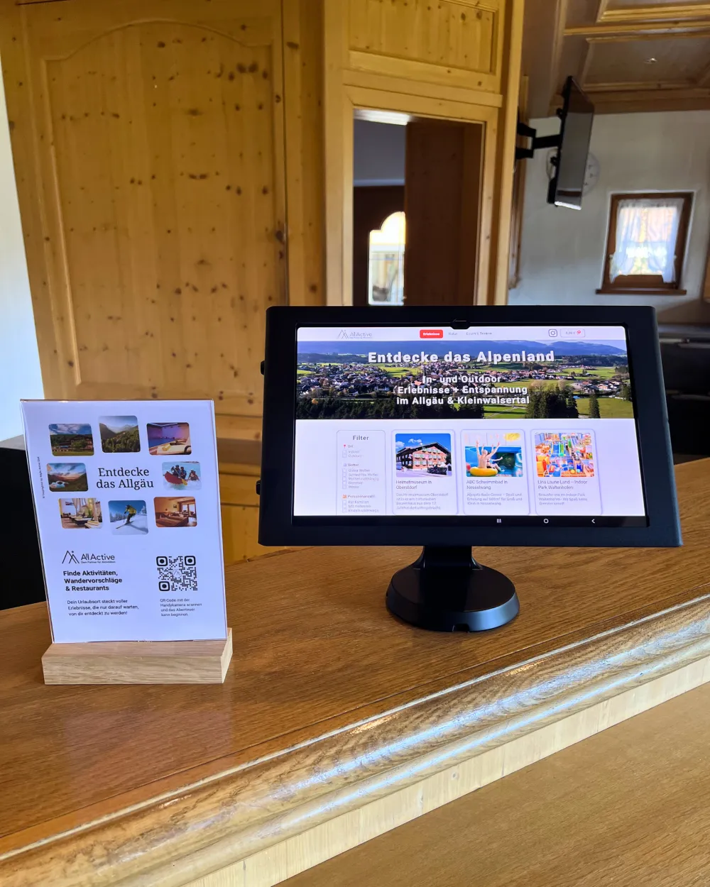 Erlebnis-Tablet an einer Hotel-Rezeption im Allgäu
